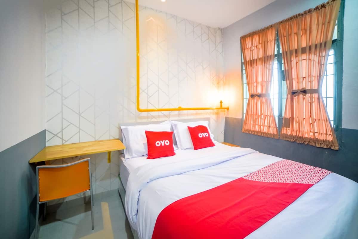 Desk, free WiFi, bed sheets