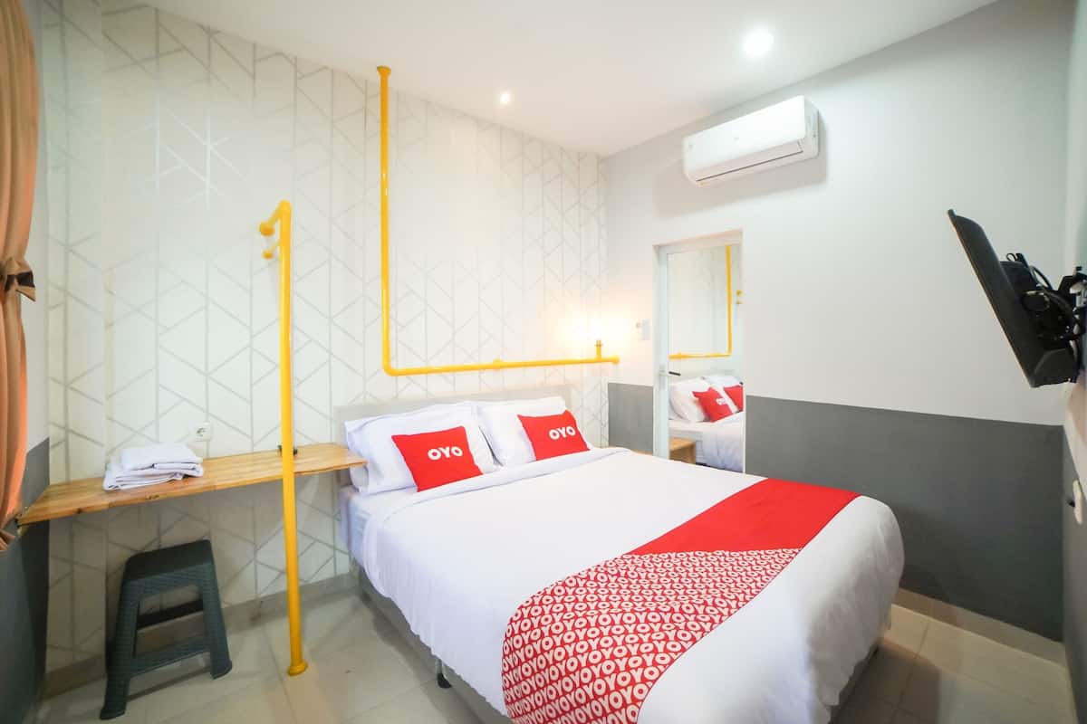 Desk, free WiFi, bed sheets