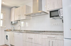 Een koelkast, een microgolfoven, een oven, een vaatwasser