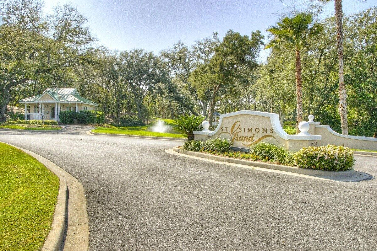 Un cancello con un cartello che indica St. Simons Island.
