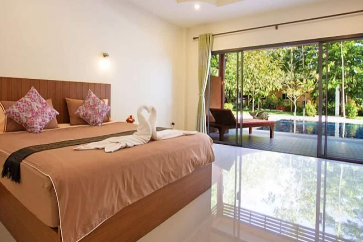 Minibar, desk, blackout curtains, free WiFi