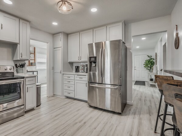 Refrigerador, microondas, horno y parrilla de estufa 