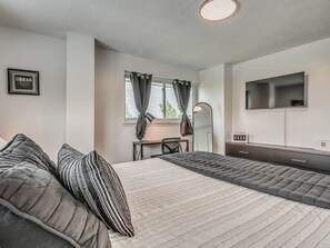 4 bedrooms, desk, iron/ironing board, travel cot
