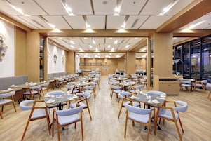 Café da manhã com buffet todos os dias mediante uma taxa
