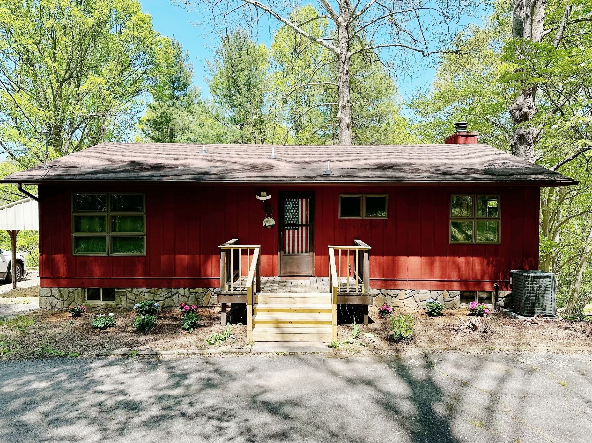 Secluded, yet centrally located. Quiet Retreat. 