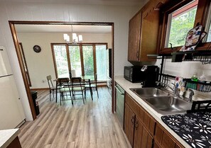 Fridge, microwave, oven, stovetop - Secluded, yet centrally located. Quiet Retreat. EV charger friendly (Waynesville)
