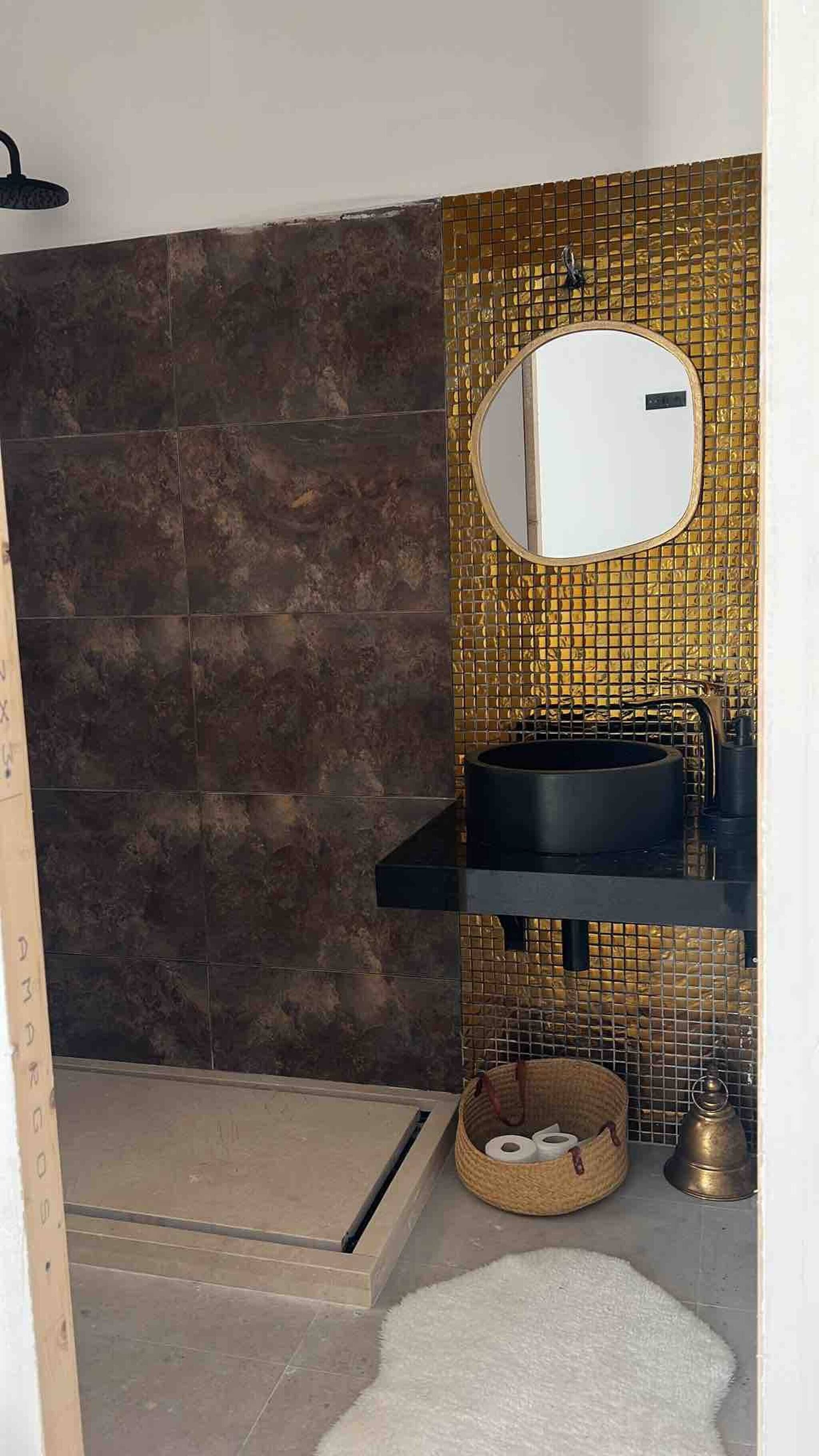 Een douche, een haardroger, handdoeken