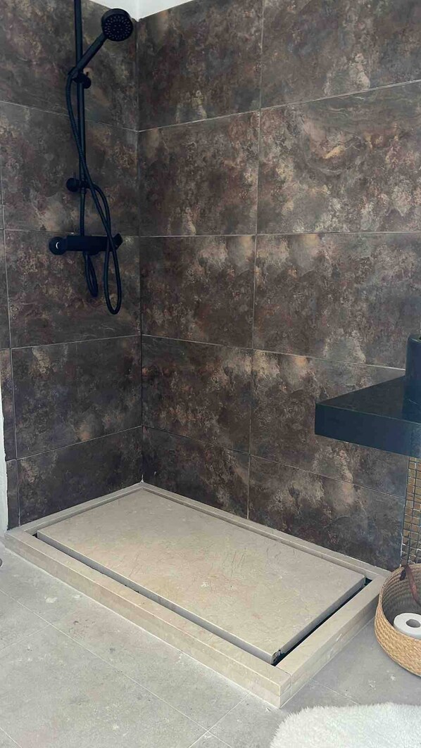 Shower, hair dryer, towels - Apartment's independent Golum (Mairena del Aljarafe)