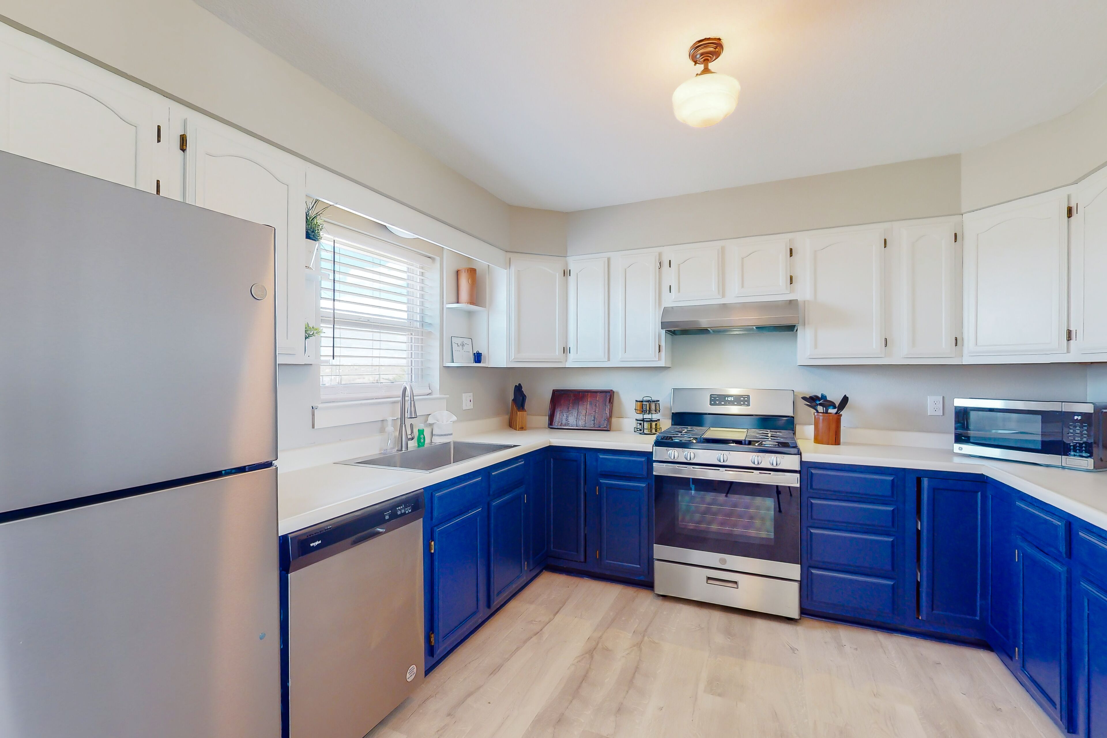 Inviting mtn-view house in great location with gas firepit, grill, patio, & W/D