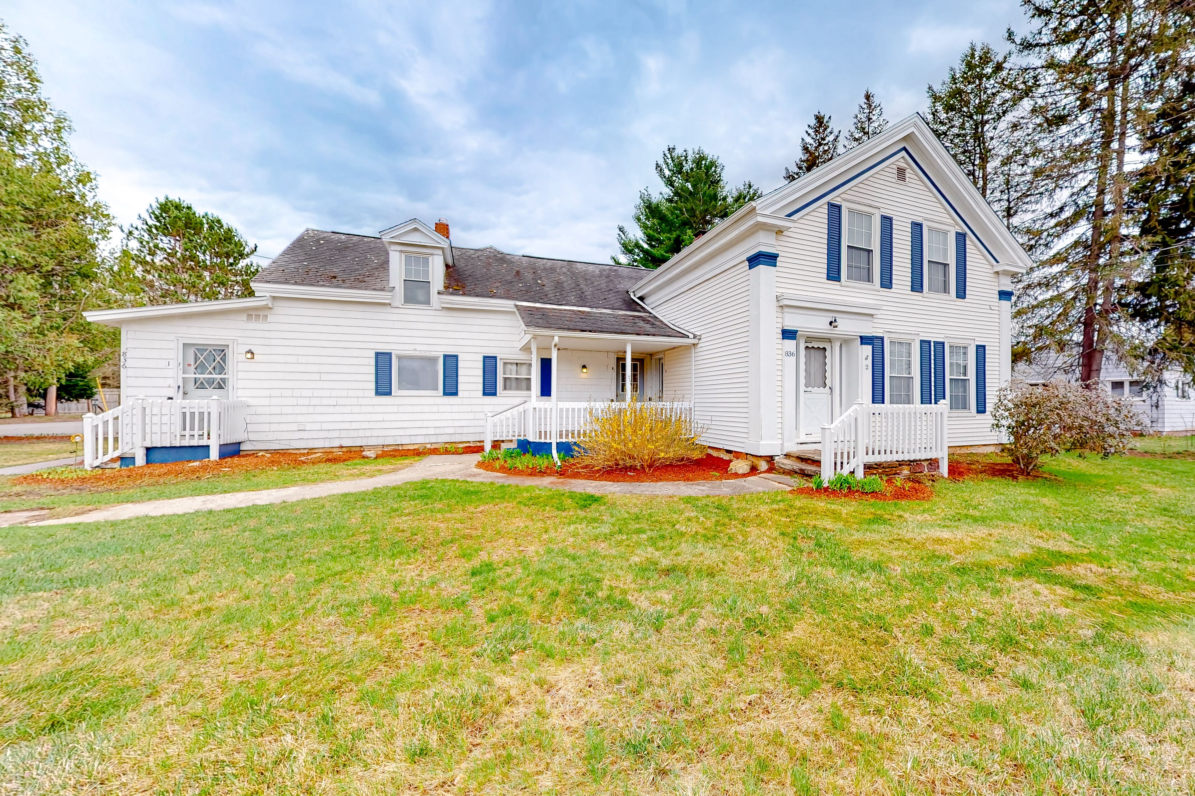 Warm & inviting retreat with a full kitchen, gas fireplace, & furnished patio