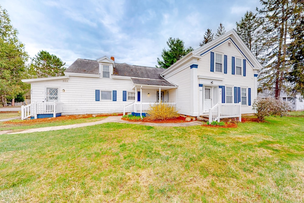 Warm & inviting retreat with a full kitchen, gas fireplace, & furnished patio