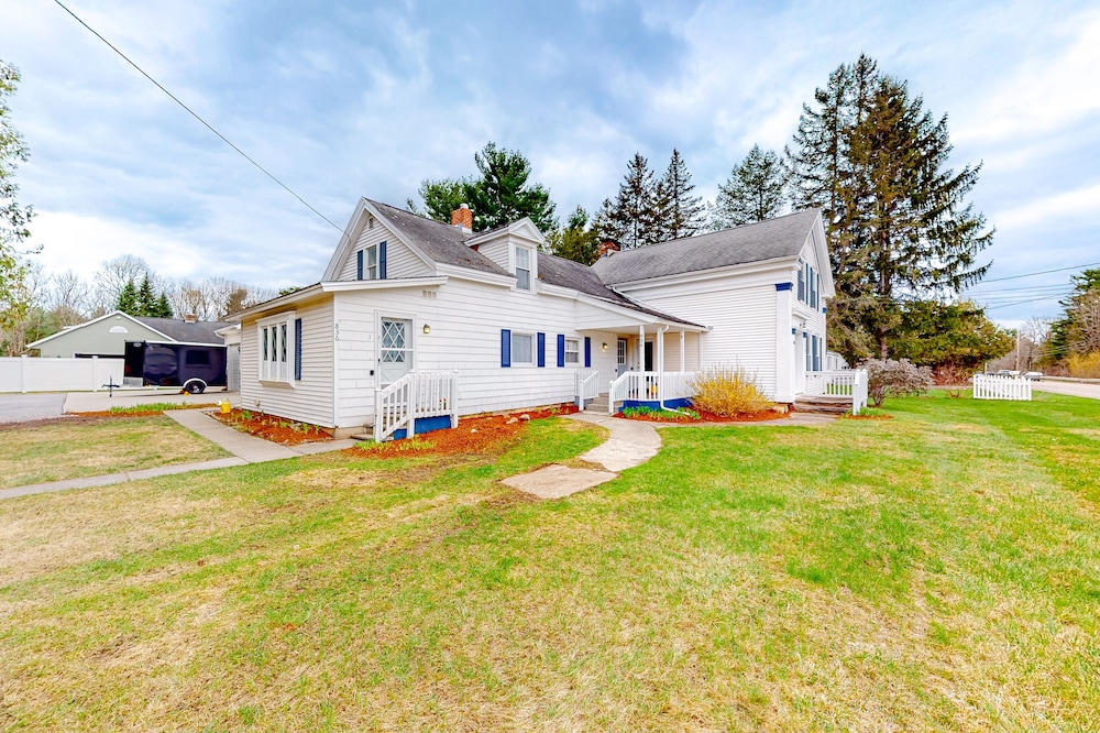 Charming two-story duplex with a full kitchen & grassy yard - near Mallets Bay