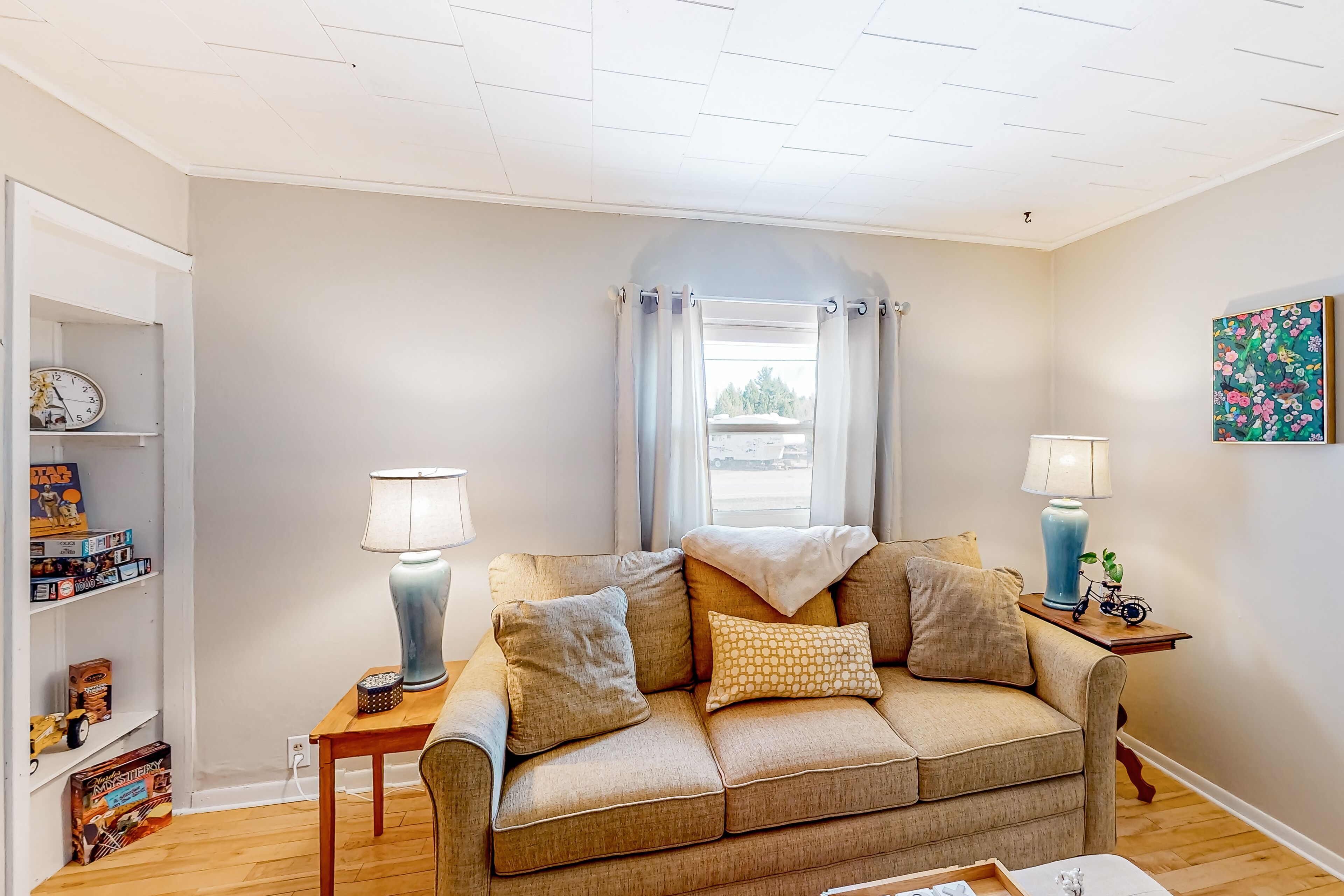 Charming two-story duplex with a full kitchen & grassy yard - near Mallets Bay