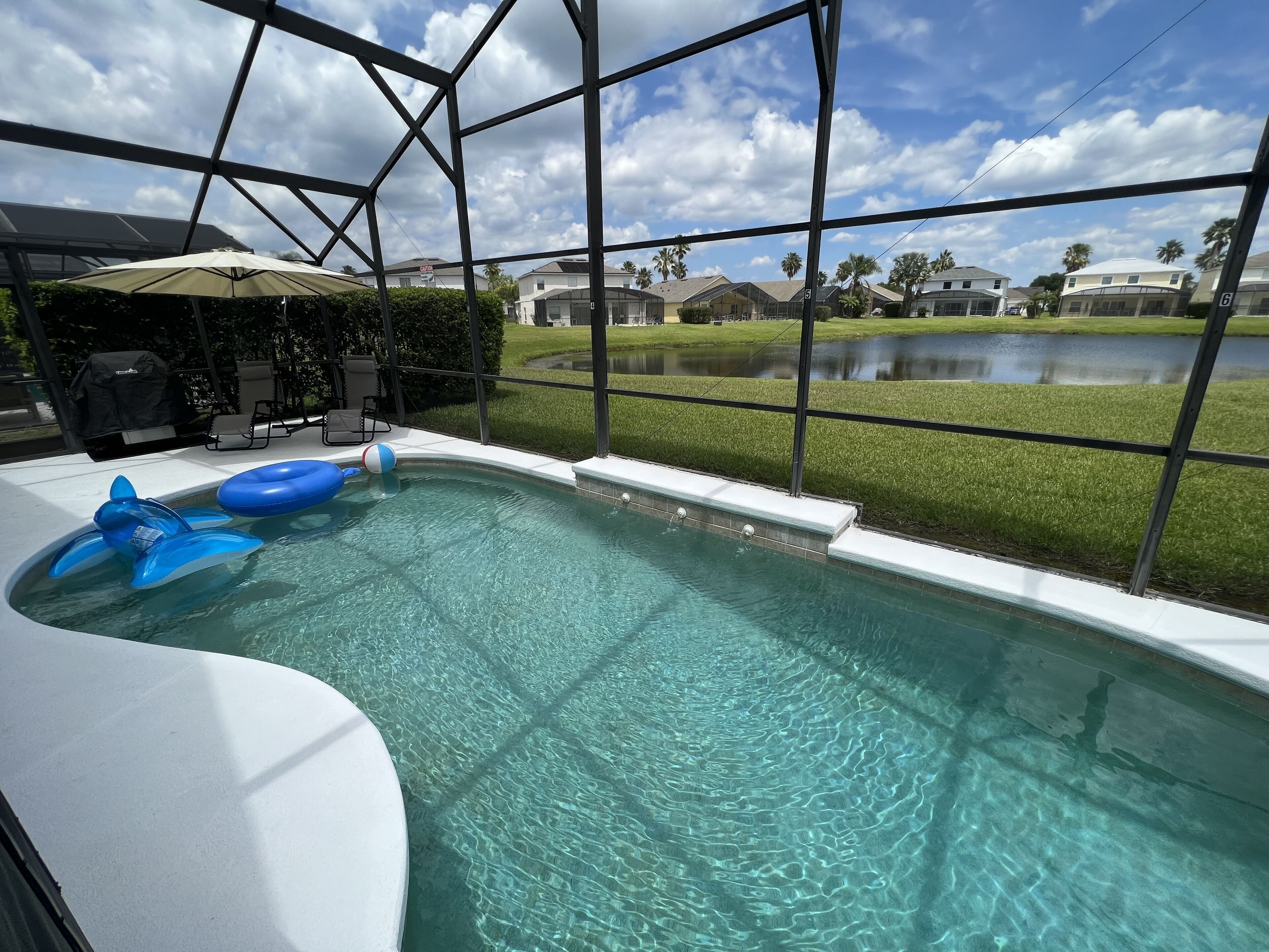 20 mins Disney,Gated ,lake view,4 bedrooms home with 31/2 bath, pool ,game room 