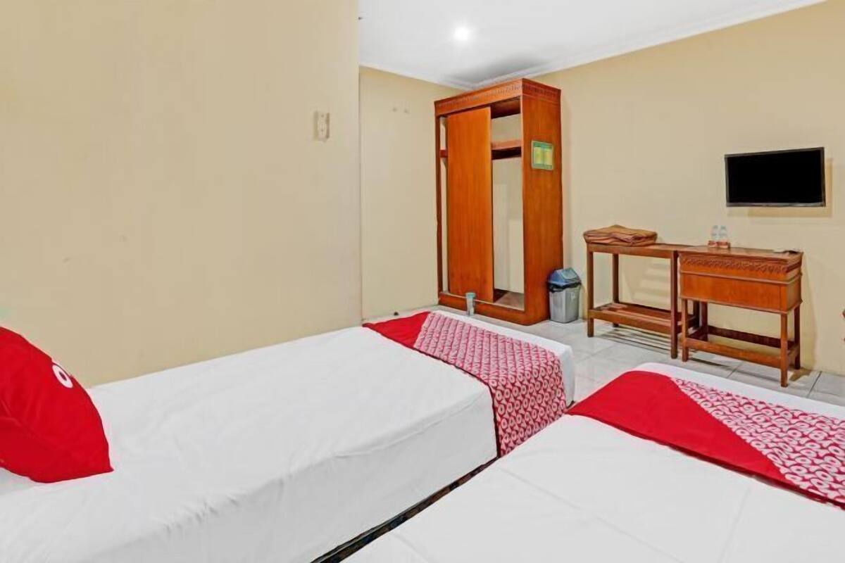 Laptop workspace, free WiFi, bed sheets