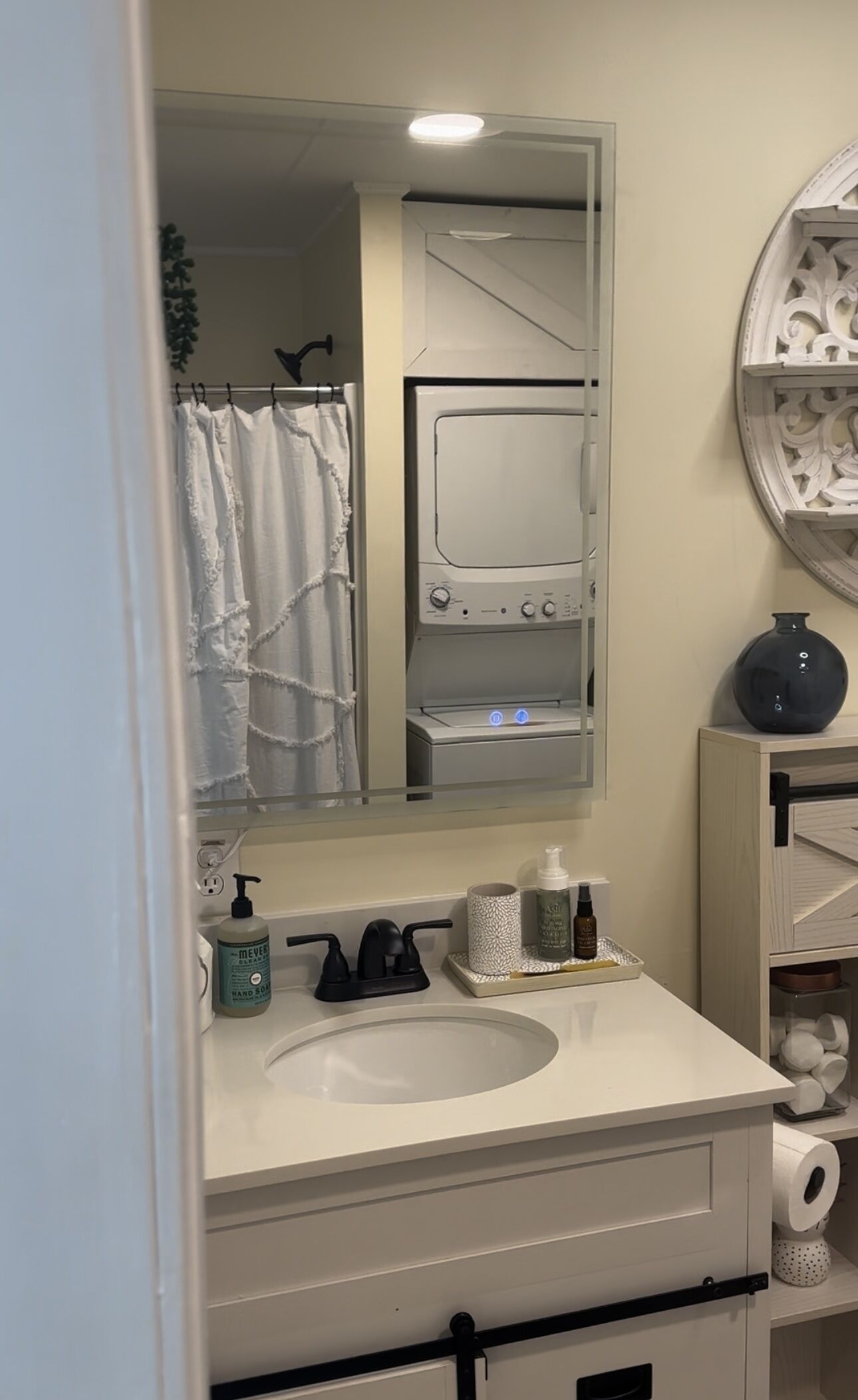 Sèche-cheveux, serviettes fournies, savon, papier toilette