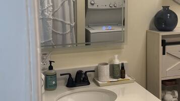 SĂšche-cheveux, serviettes fournies, savon, papier toilette