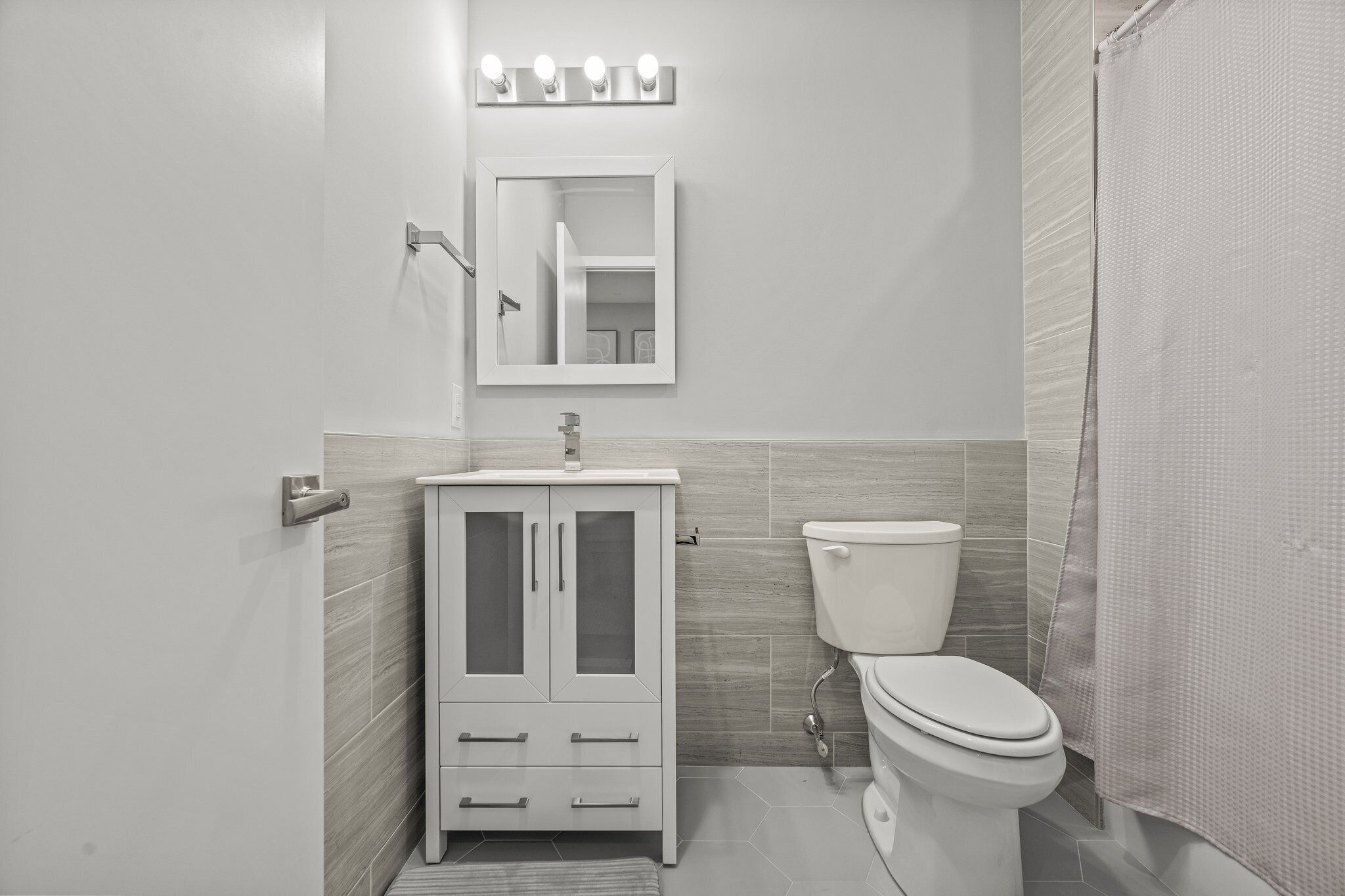 Modern Oak Unit w/ Rooftop