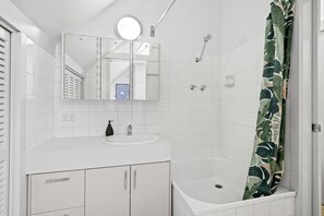 Douche, sèche-cheveux, serviettes fournies, savon