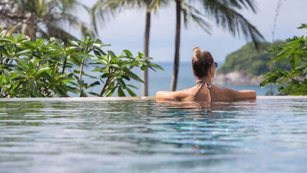 Kolam renang outdoor, dengan payung kolam renang dan kursi berjemur