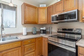 Fridge, microwave, oven, stovetop - Home in Sierra Vista.  (Sierra Vista)