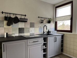 Kühlschrank, Herdplatte, Wasserkocher mit Kaffee-/Teezubehör