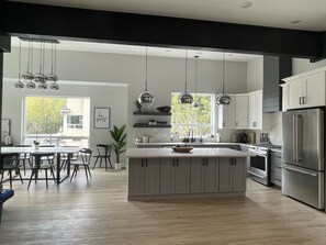 Refrigerador, microondas, horno y parrilla de estufa 