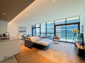 Appartement luxueux, 1 chambre | Aire de séjour | Téléviseur connecté de 55 po avec télévision par câble, téléviseur