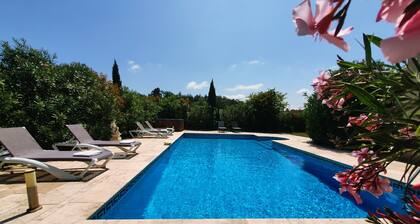 Maison familiale avec piscine et bain Ă remous
