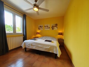 4 bedrooms, Internet - Large family home with private pool and hot tub (Rocquecourbe-Minervois)