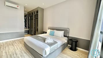 Suite, 1 Bedroom, Bathtub | 2 bilik tidur, peti besi dalam bilik, ruang kerja komputer riba