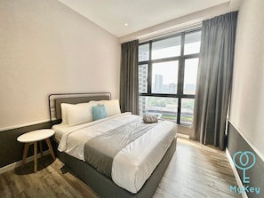 In-room safe, laptop workspace, blackout drapes, iron/ironing board