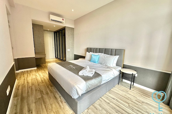 Suíte, 1 quarto | Cofres nos quartos, espaço de trabalho para notebook, cortinas blackout