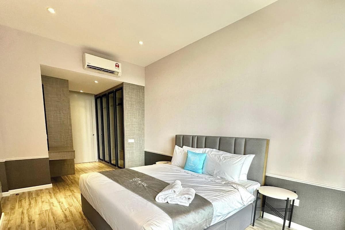In-room safe, laptop workspace, blackout curtains, iron/ironing board