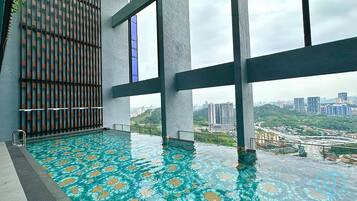 Kolam renang terbuka, kerusi lepak pantai