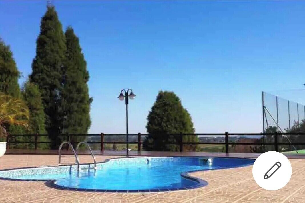 Chácara em Ibiúna, com quadra de tênis, jacuzzi e sauna