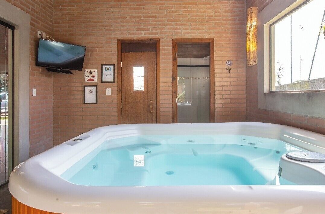 Chácara em Ibiúna, com quadra de tênis, jacuzzi e sauna