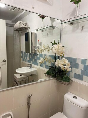 Dusj, bidé, håndklær og såpe