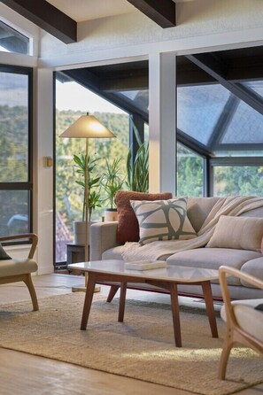 スマートテレビ、暖炉、テーブルサッカー台、卓球台