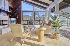 Smart TV, lareira, pebolim, mesa de pingue-pongue