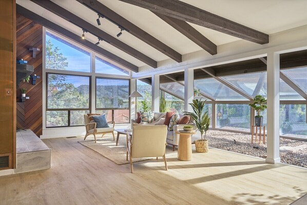 Smart TV, lareira, pebolim, mesa de pingue-pongue