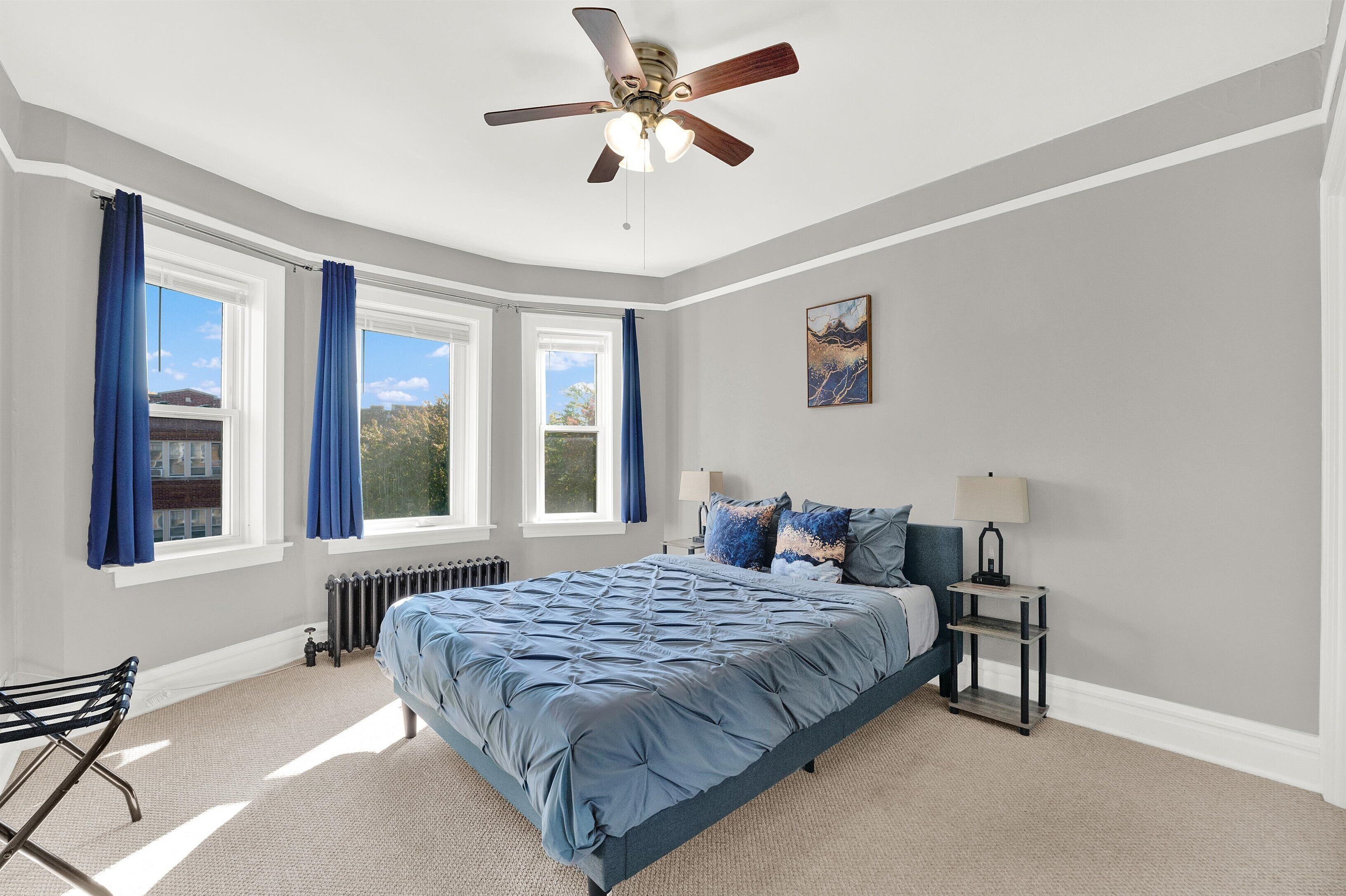 2 habitaciones, escritorio y tabla de planchar con plancha 