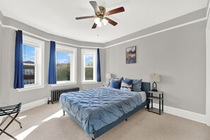 2 habitaciones, escritorio y tabla de planchar con plancha