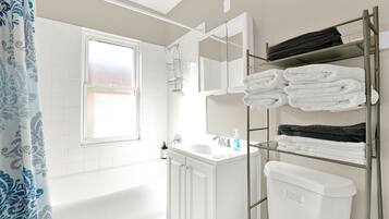 Secadora de cabello, toallas, jabón, shampoo