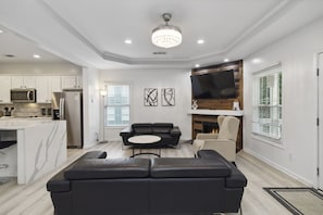 Smart TV, fireplace, books - Grand Home Walk to Mercedes Benz (Atlanta)