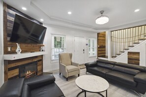 Smart TV, chimenea y libros 