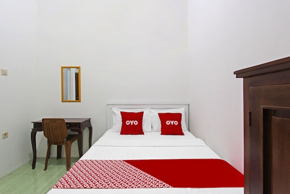 Laptop workspace, free WiFi, bed sheets