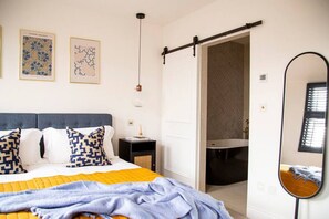 Egyptian cotton sheets, desk, iron/ironing board, travel cot - The Luxury Fulham Townhouse (Parsons Green, London, UK)
