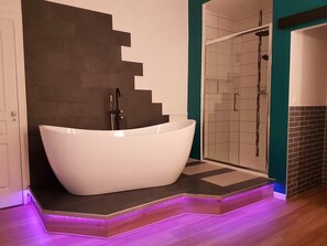 Deluxe Room | Bathroom | Free toiletries, hair dryer, towels, soap - Chateau de la Rose (Cluis)