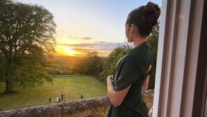 A balcony with a view of a park during sunset. - Chateau de la Rose (Cluis)